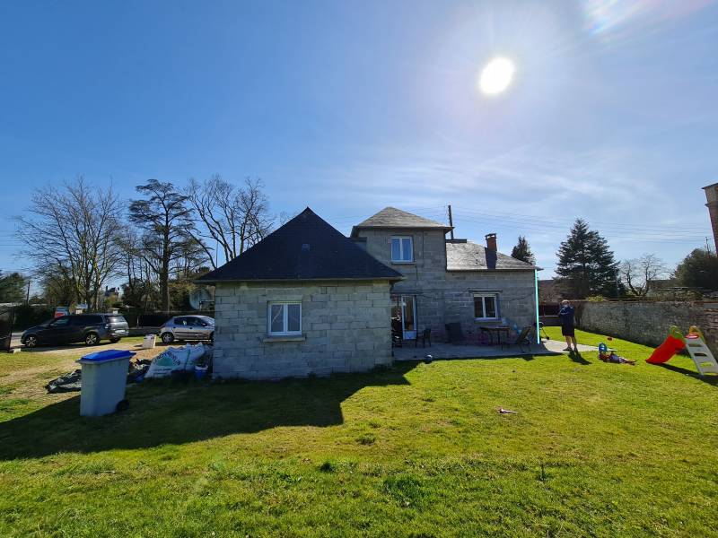 Rénovation de façade sur extension de maison neuve, avec isolation par l'extérieur et finition grise, à BOSC ROGER EN ROUMOIS (27)