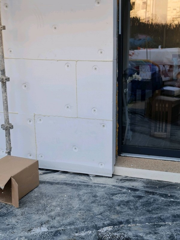 Isolation des murs par l'extérieur en polystyrène blanc à Sartrouville 78